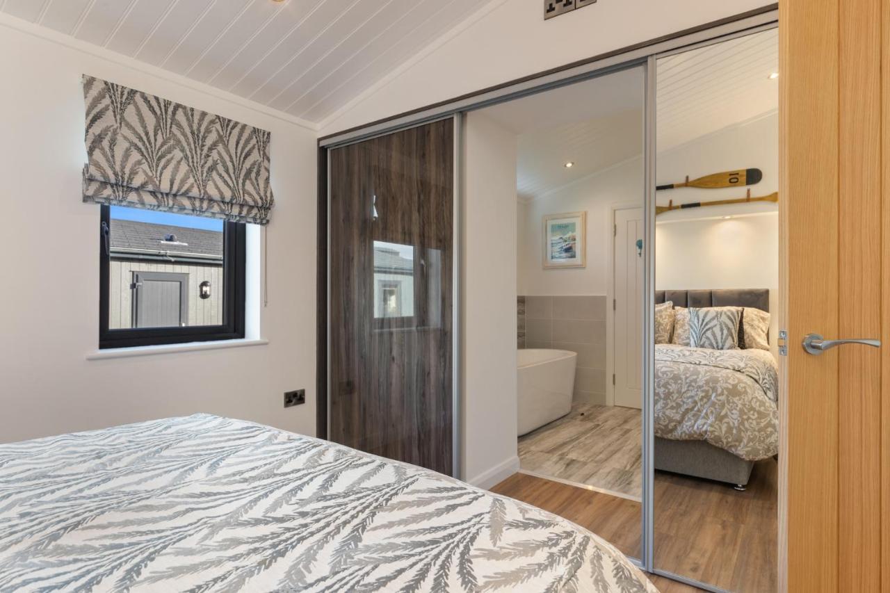Hiraeth - Luxury Lodge With Hot Tub, Close To Beach Penally Екстер'єр фото